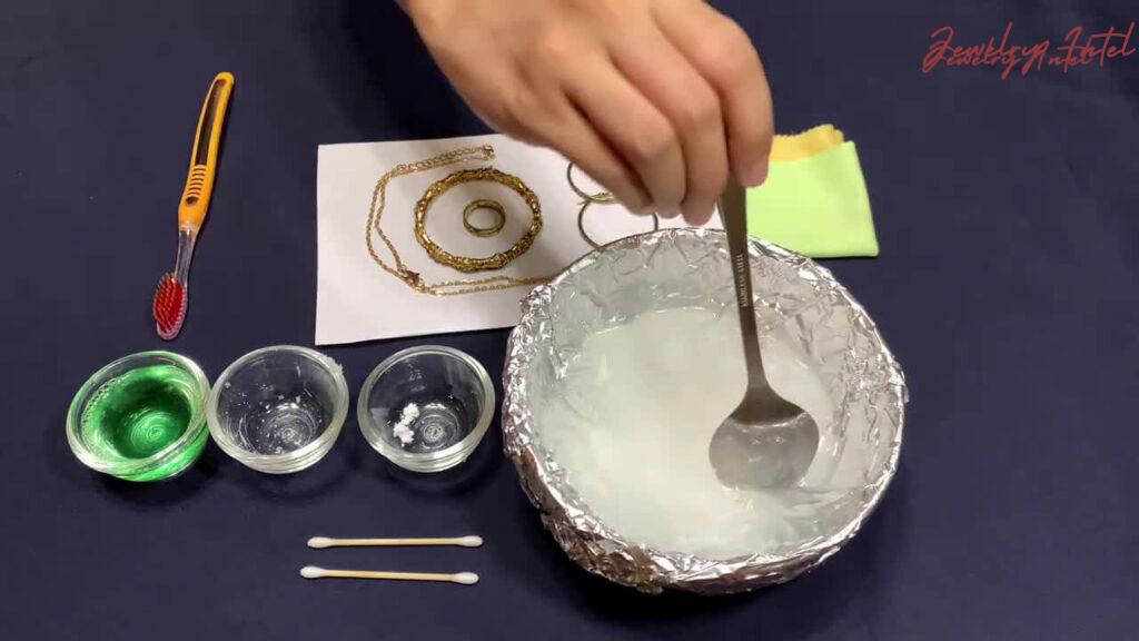 baking soda and aluminium to clean fashion jewelry