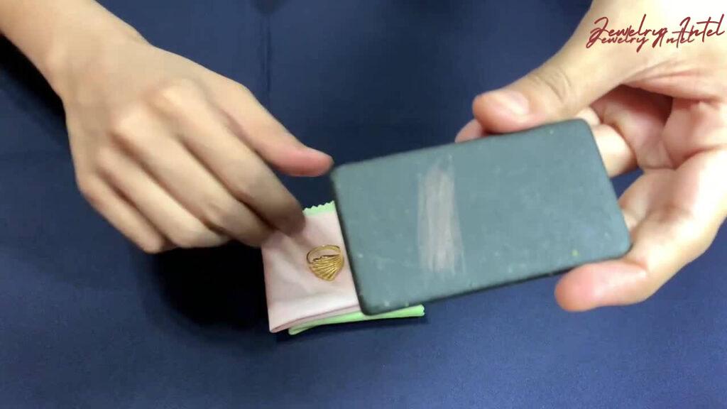 rub gold on testing stone